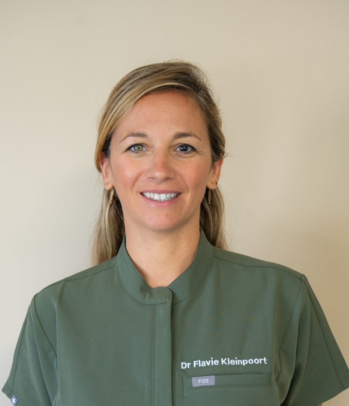 portrait photo du docteur flavie kleinpoort, dentiste à Sète